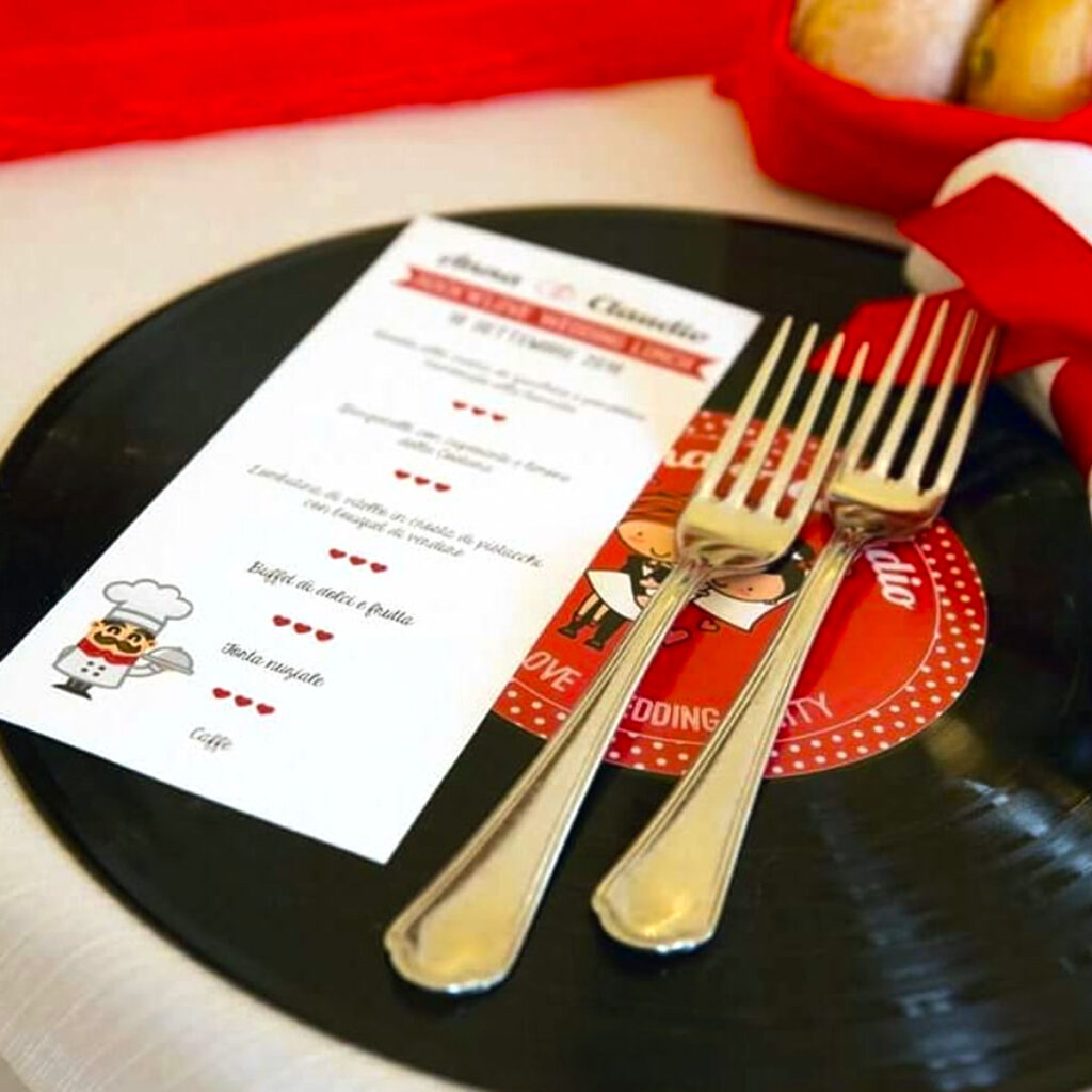 menu personalizzato con mise en place per matrimonio rock e vinile con etichetta personalizzata coordinato grafico di matrimonio